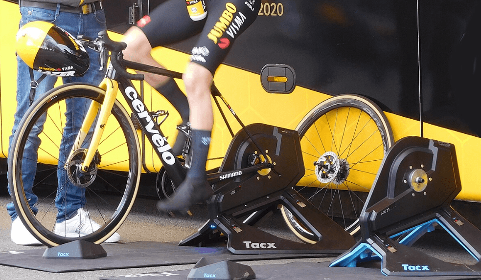 Vélo d'entraînement Tacx Neo utilisé par Sam Oomen, de l'équipe Jumbo-Visma ; le coureur est à la récupération après le contre-la-montre (3e étape) à Gien (Loiret) du Paris-Nice 2021.